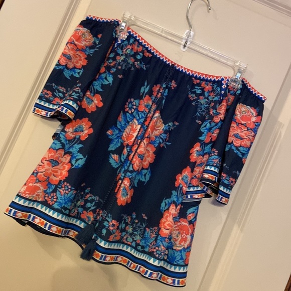 GUC Flying🍅 Sz-S Scoping Neckline/Cold Shoulder, Angle Sleeves, Lightweight Top - Picture 13 of 16